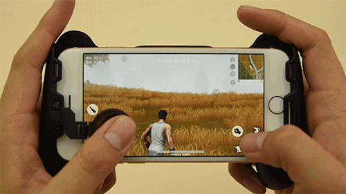 所以这种辅助性的手柄更加适合玩王者荣耀,保留触屏模式操作的优势