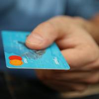 手中信用卡这么多，但到底哪家可以最后还？13家银行的信用卡还款冲账攻略