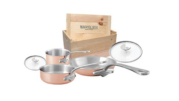 法国厨具品牌Mauviel发布新款厨具套装，木箱包装设计方便作为礼物送人