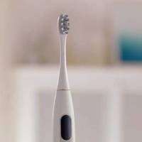 小米有品推出一款带触摸屏的电动牙刷，让牙齿洁净看得见