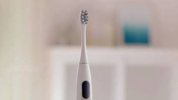 小米有品推出一款带触摸屏的电动牙刷，让牙齿洁净看得见