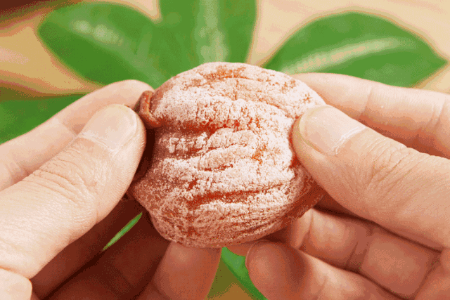 富平柿饼,个个柿霜白厚,底亮质