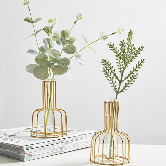 大多用来挂衬衫,裤子之类容易皱的衣服,收纳盒就可以放一下小物件了或