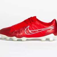 耐克为克里斯汀·辛克莱尔推出特别版Phantom VNM足球鞋
