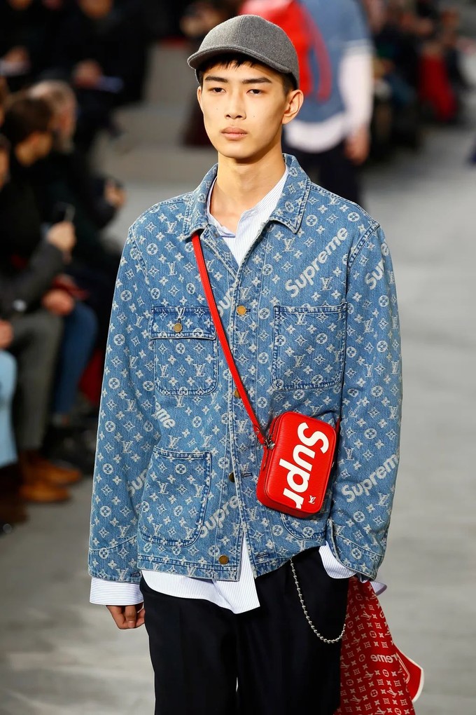 大家应该都还记得,2017 年,kim jones 主权下的 lv 与 supreme 联名