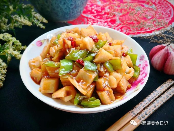 青椒炒藕丁是一道常见的家常菜,青椒藕丁混合的清香,香脆可口,回味