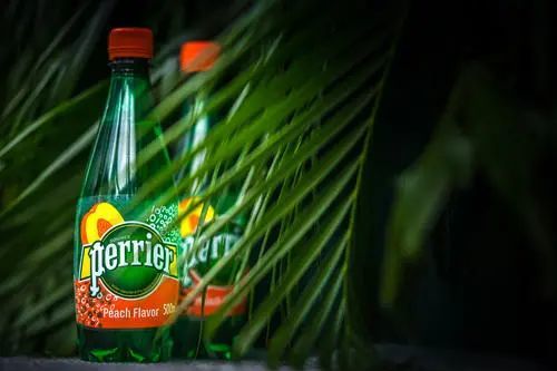 比如在上世纪80年代,由雀巢旗下的高端气泡水品牌巴黎水perrier在引入