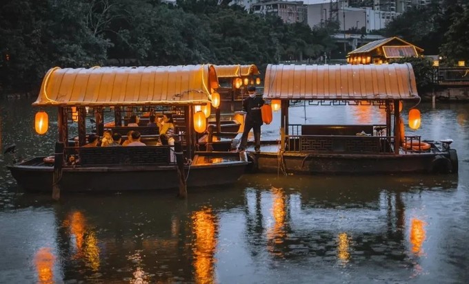 开在水上的餐厅来了想吃饭先上船