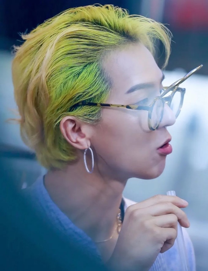 摆脱"原谅色"属性,吴亦凡,王一博绿发造型才是这个夏天最硬核的!