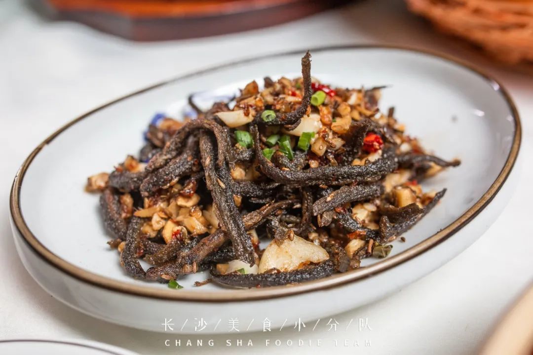 点了两碟凉菜,其中油酥泥鳅好吃.