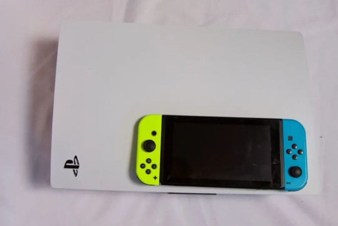 拿到ps5实机后,人们才明白它到底有多大_游戏机_什么