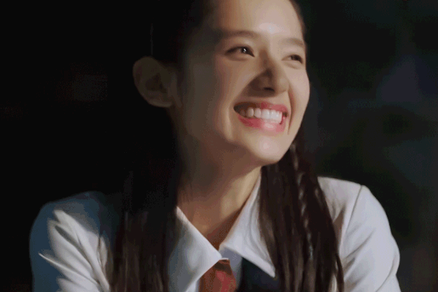 身上自带清纯的 校花滤镜 飘逸柔顺的长发 清澈明亮的大眼睛 高高的