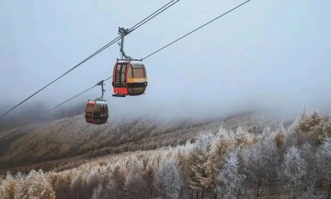 万龙滑雪场的雪质比日本粉雪的硬度稍大,介于介于压雪车压过的雪和