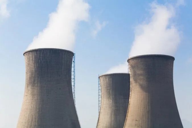 电厂烟囱口吐白烟是在排放污染物吗