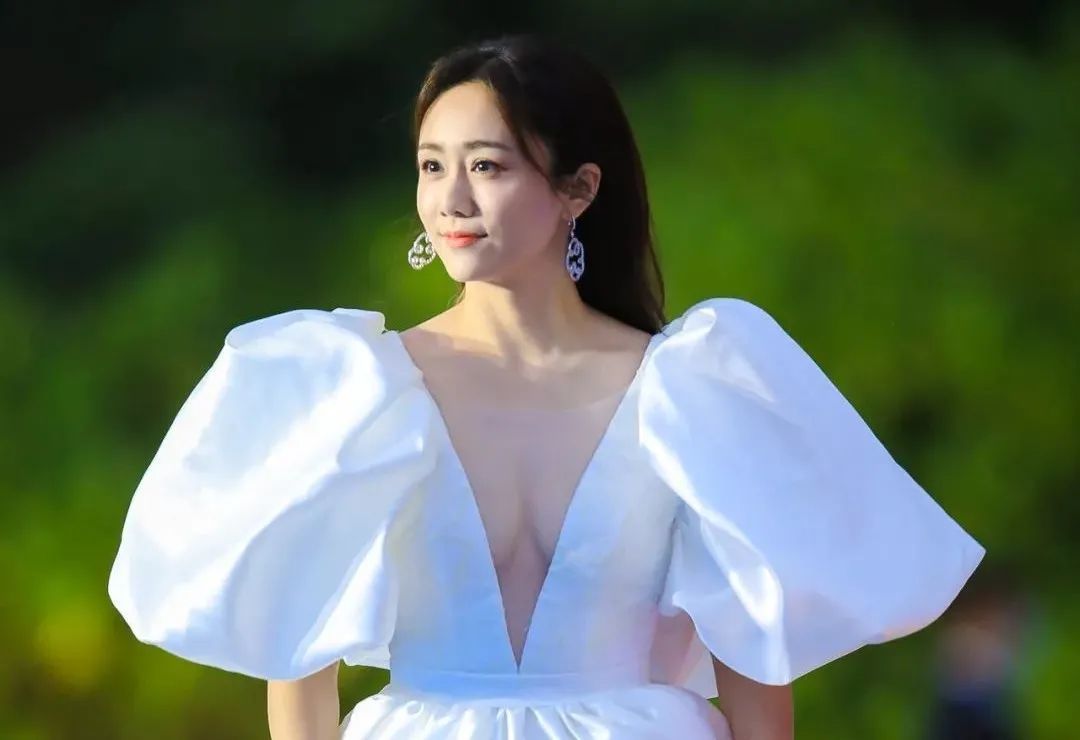 李纯身穿性感低胸礼服出席,刘芸则穿着开胸蓬松长裙,娄艺潇穿着墨