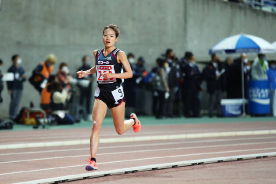 一山麻绪大阪女子马拉松夺冠5km8组魔鬼训练男子化力量型跑姿