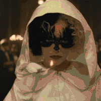 真人版《101忠狗》首曝預告，艾瑪·斯通飾演大反派庫伊拉，黑白色系略帶魔法畫風