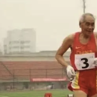 神一样的大爷！坚持跑步60年，80岁打破5000米亚洲纪录！
