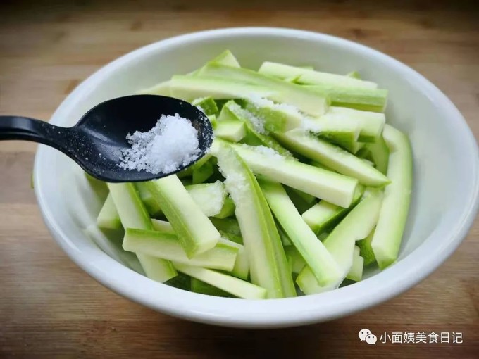 3,西葫芦条装入盆中,加入半勺盐拌匀,腌制20分钟.
