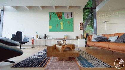 各种独特的软装家具在空间中也发挥了独有的特质,尤其是这个木头茶几