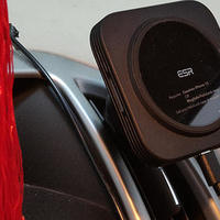 稳定、高效、即触即充：ESR亿色车载磁吸无线充电支架