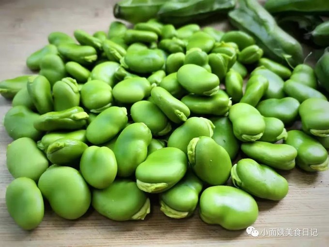 2,买来的新鲜蚕豆,将蚕豆从厚厚的豆荚中剥出,这个豆荚可以保护蚕豆米