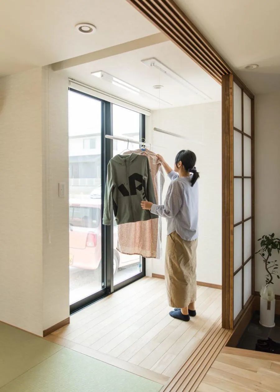 管它雨天,雾霾,没阳台,日本主妇室内晾衣有一套!