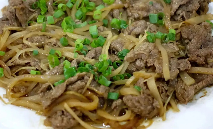 冲菜蒸牛肉在烹饪的理念上,与粤菜的主旋律是非常吻合的:注重食材本质