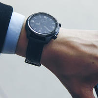 低调又迷人的商务风智能手表，也能让运动更有温度