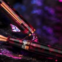 新品資訊：暗系紅黑+經典活塞式吸墨，神秘又高貴，是買不起的三文堂Draco火龍鋼筆~