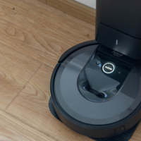 自动集尘、视觉导航，iRobot i7+告诉你扫地机器人还能这么玩