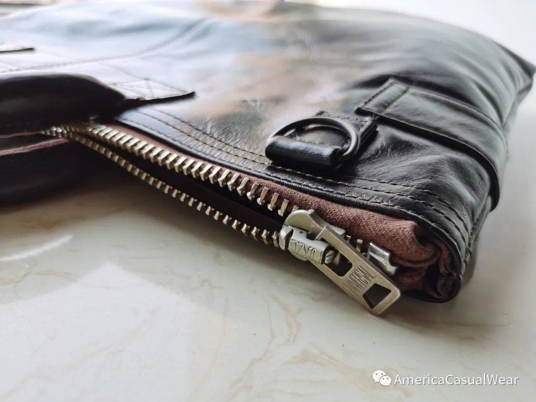 拉链部分使用了universal旧化处理过的拉链记得早几年是黄铜色的如今