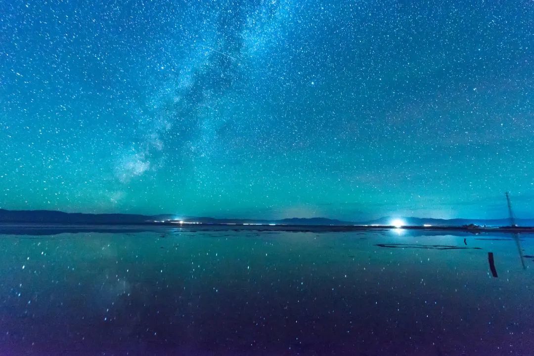 尘埃,光污染都很少,所以每到夜晚,茶卡盐湖的风光也是别具一格,星空