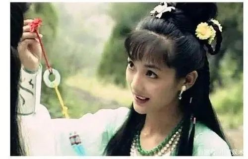 1994年,李婷在古装剧《白眉大侠》中一人分饰两角,她把孪生姐妹陆小英