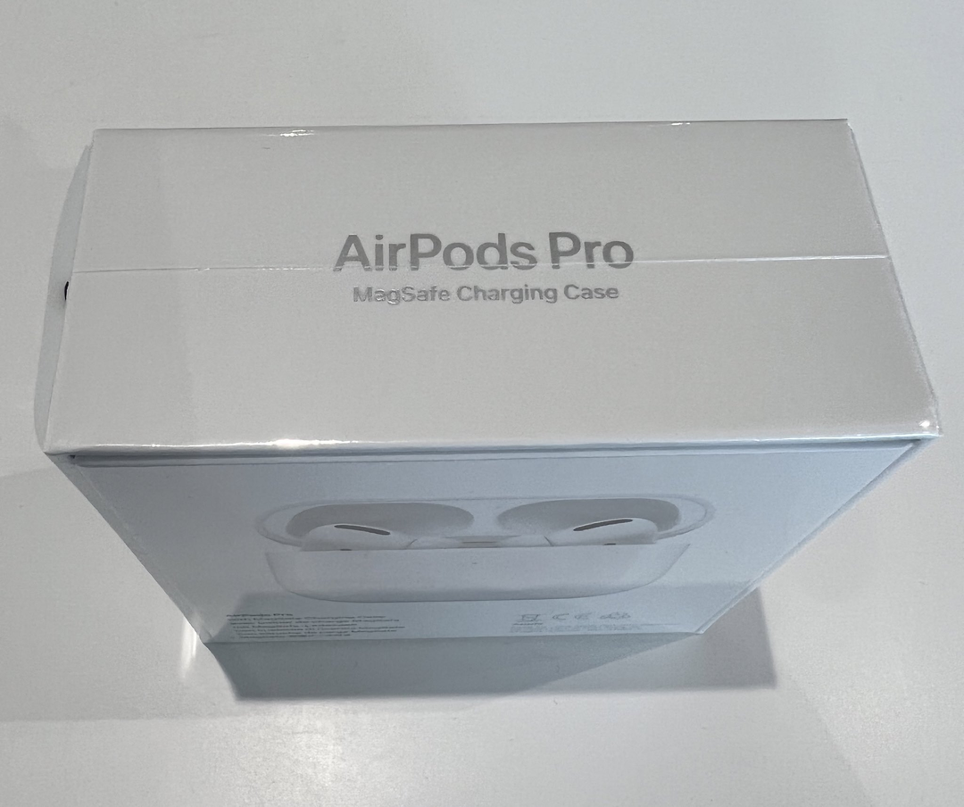 airpods pro 并晒出照片,图中可以看到包装盒上印有支持 magsafe 充电