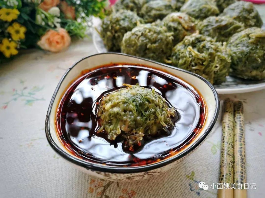 这种野菜闻着臭吃着香,3月最鲜嫩,简单上锅蒸一蒸,蘸料吃真香