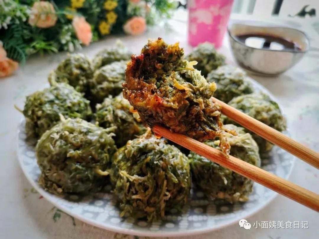 这种野菜闻着臭吃着香,3月最鲜嫩,简单上锅蒸一蒸,蘸料吃真香
