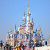 迪士尼小鎮、星愿公園和上海迪士尼樂園酒店將于明日起恢復運營；上海迪士尼樂園仍暫時關閉。