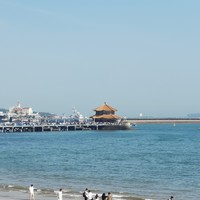 青岛栈桥：中国山东省青岛市的历史地标和旅游胜地