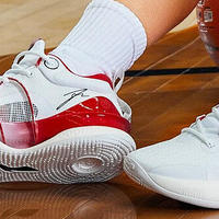 💪一款极具性价比的篮球鞋——李宁闪击8 Premium篮球鞋。