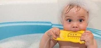 给宝宝洗澡是个大工程，那么宝宝冬天多久洗一次澡好呢？