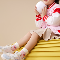 儿童鞋的选择依据年龄段，更有利于足部发育