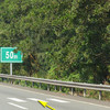 在高速公路上行駛時，如何判斷與前車的安全距離？
