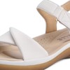 百麗真皮軟底一字拖鞋女夏季新款外穿涼拖（型號：Z5Q1DBT3）是一款專為女性設計的夏季涼拖。