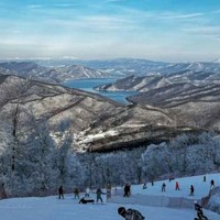 冬季滑雪胜地大赏：长白山、阿尔卑斯山、落基山脉的雪场体验