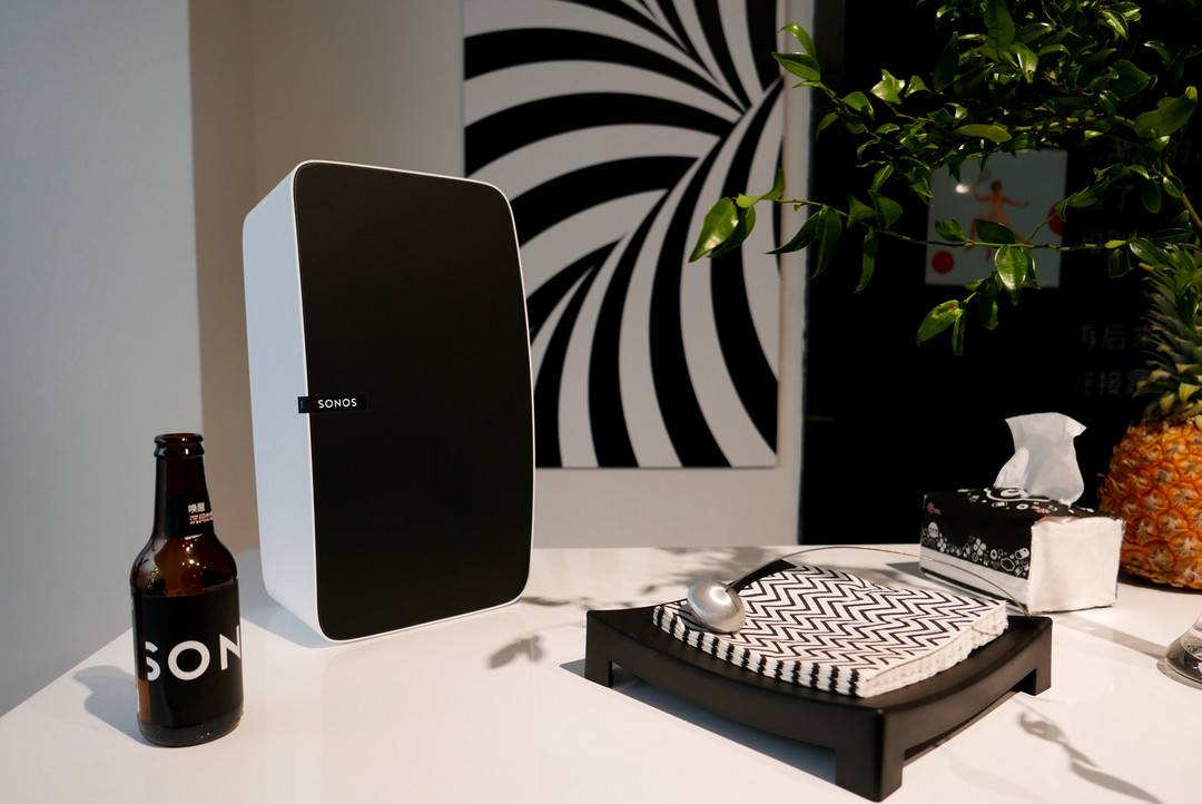 底座设计+10扬声器：SONOS 在国内发布 PLAYBASE 无线底座式家庭影院音响