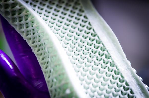 光和氧的结合：adidas 带来 全新3D打印工艺 Digital Light Synthesis 和 Futurecraft 4D 跑鞋