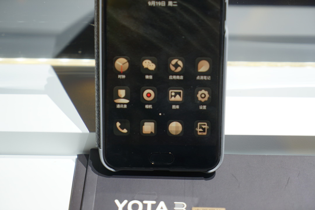 新一代中俄国礼：YOTA 正式发布 YOTA3 双面屏阅读手机