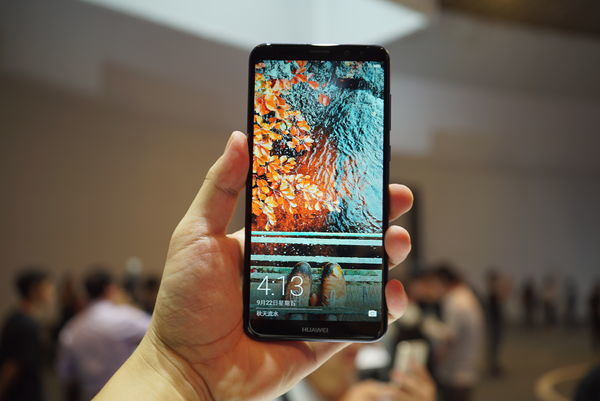 vivo & 华为正式发布全面屏手机！iPhone 8价格“破发”，后壳摔碎真修不起...