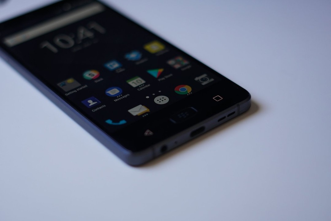没有QWERT全键盘：BlackBerry 黑莓 发布 Motion Android智能手机